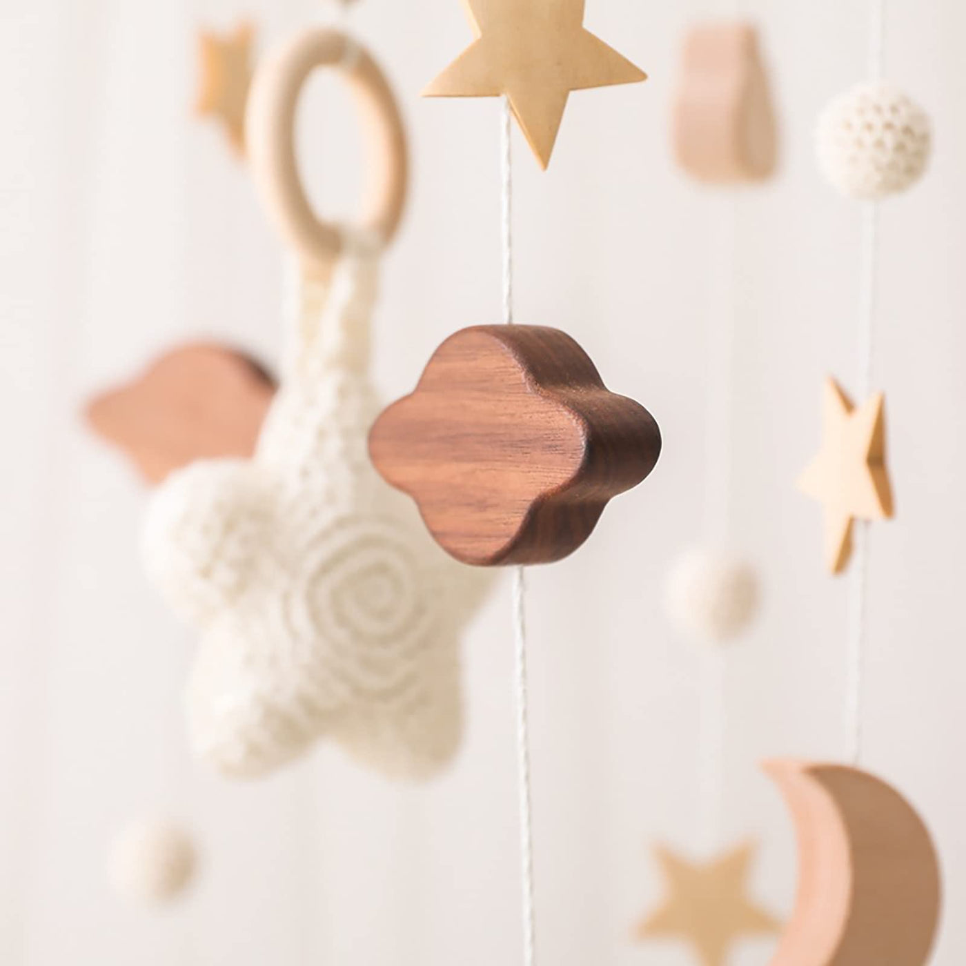 Baby-Mobile aus Holz mit Filzkugeln und Wolken-Ornament 