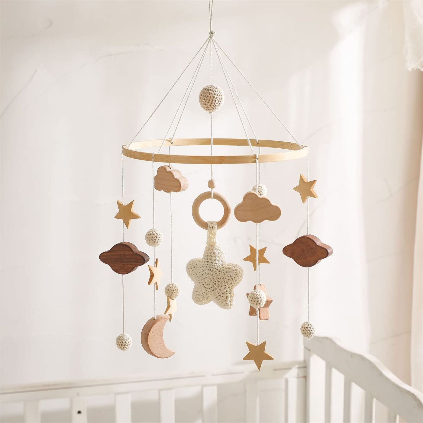 Baby-Mobile aus Holz mit Filzkugeln und Wolken-Ornament 