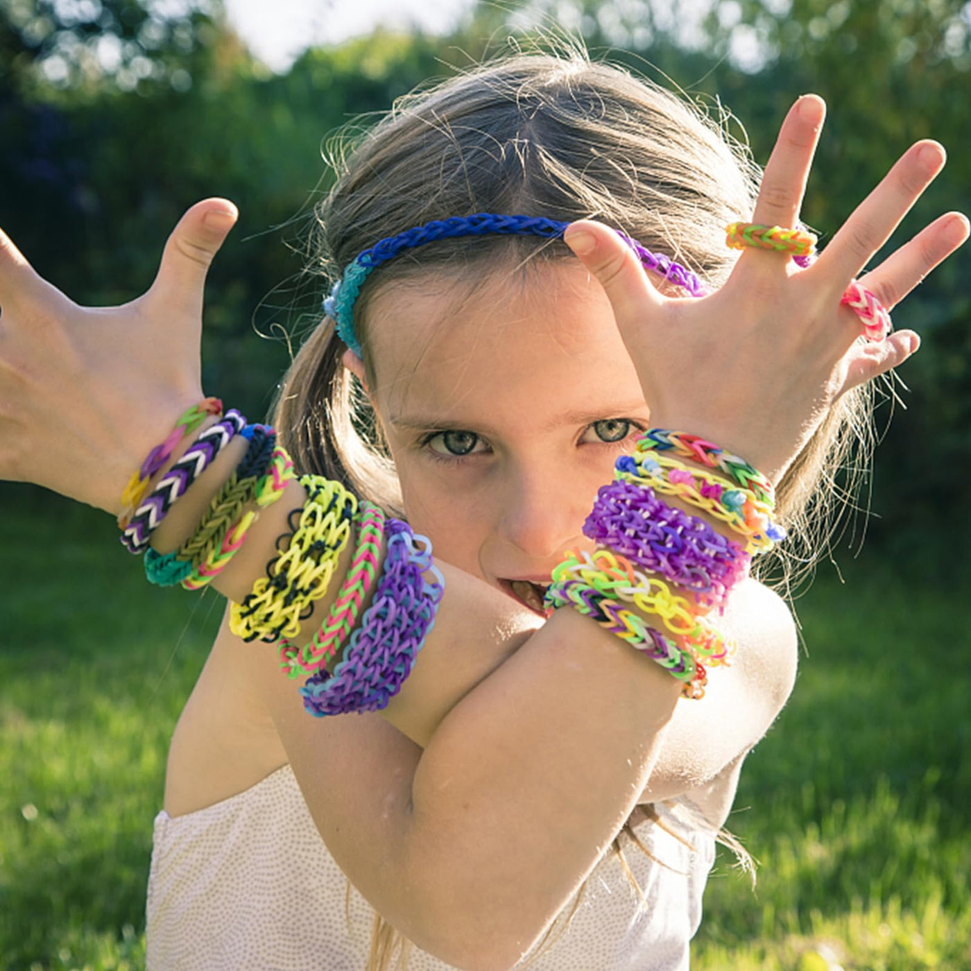 Kit de rubans 30 couleurs - rubans en caoutchouc avec pinces, breloques, perles et autres accessoires pour les kits de bricolage pour faire des bracelets d'amitié, kit d'artisanat