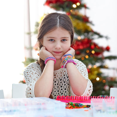 Kit de rubans 30 couleurs - rubans en caoutchouc avec pinces, breloques, perles et autres accessoires pour les kits de bricolage pour faire des bracelets d'amitié, kit d'artisanat