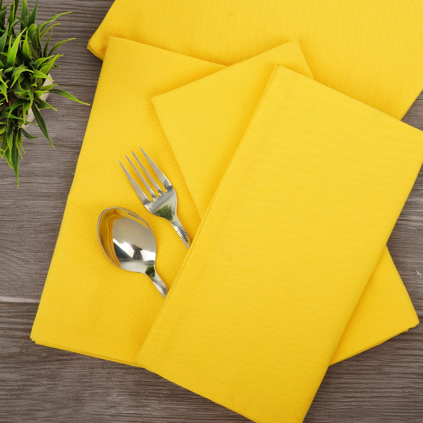 Pack of 12 oversized dinner napkins