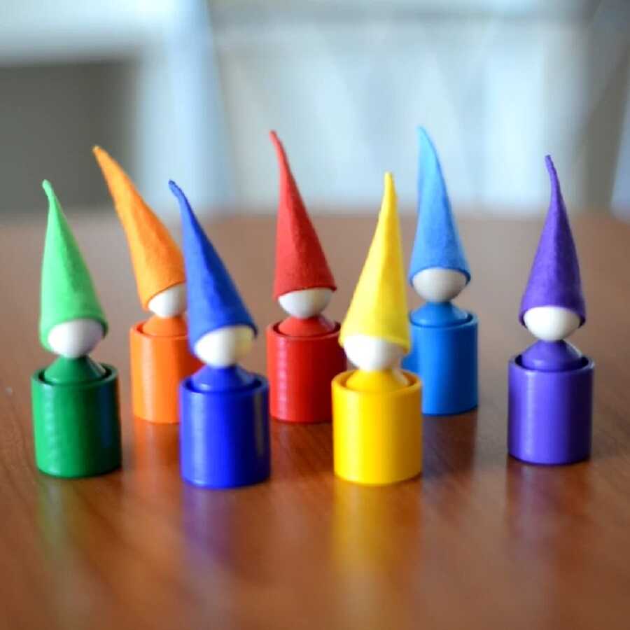 Learning toy sorting gnome with 14 little men and 14 little hats